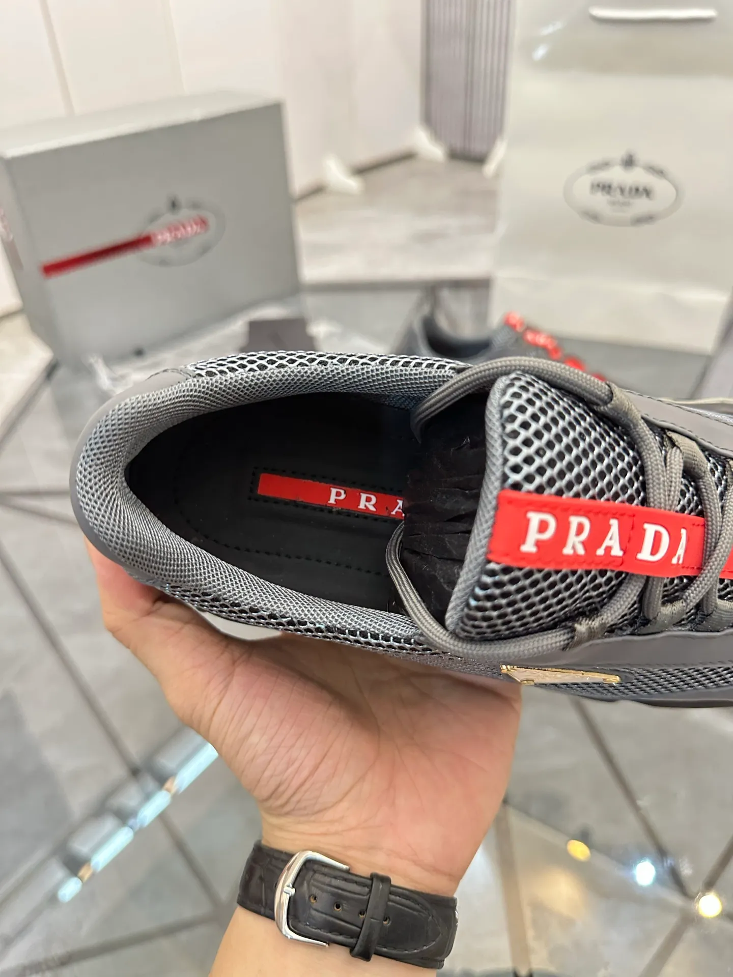 Men's shoes for sale 💰: 💰P660¥ High-end top quality Product trademark: Prada *"Prada*" low-top casual shoes Regular size: 38-45 (can be customized to 46) Product materials: Upper imported first-layer cowhide spliced ​​with original fabric, breathable lining, cowhide foot pads, original air cushion outsole. No.: 001